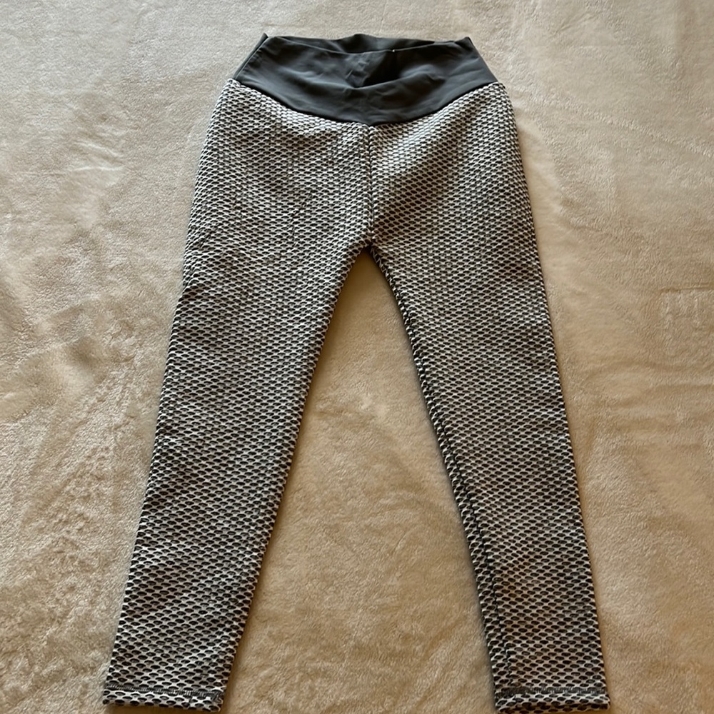 Halara Butt Lifting Leggings in size medium.
